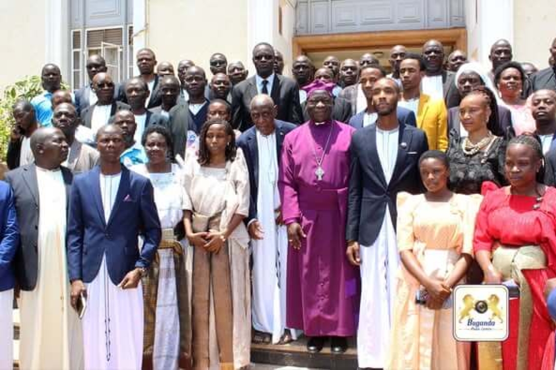 Omutaka with his descendants and clan leaders in a group photo Omutaka with his descendants and clan leaders in a group photo